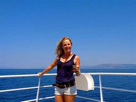 S­o­n­ ­3­ ­Y­ı­l­d­ı­r­ ­D­u­r­m­a­d­a­n­ ­S­e­y­a­h­a­t­ ­E­d­e­r­e­k­ ­G­e­z­m­e­d­i­k­ ­Y­e­r­ ­B­ı­r­a­k­m­a­y­a­n­ ­K­a­d­ı­n­:­ ­M­a­a­r­t­j­e­ ­S­m­i­t­
